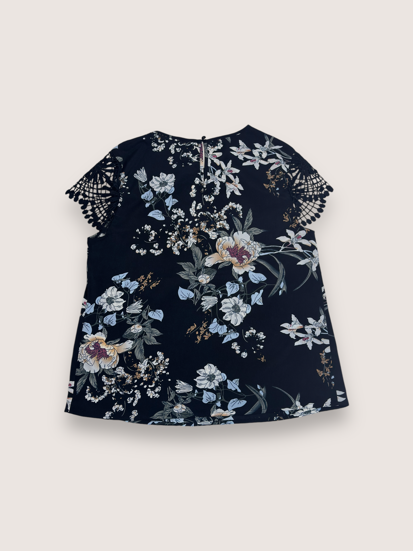 Blusa con estampado de flores y manga corta con detalle de encaje para mujer