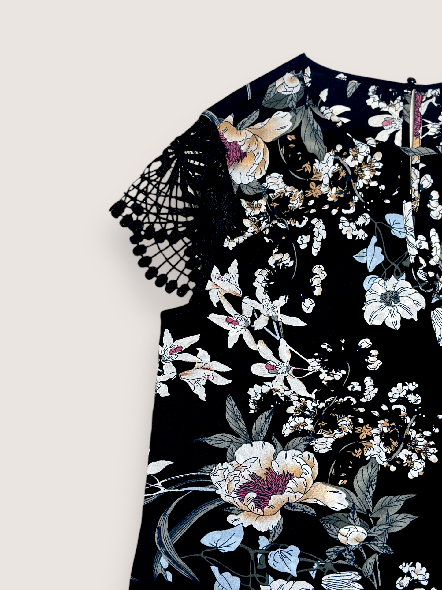 Blusa con estampado de flores y manga corta con detalle de encaje para mujer