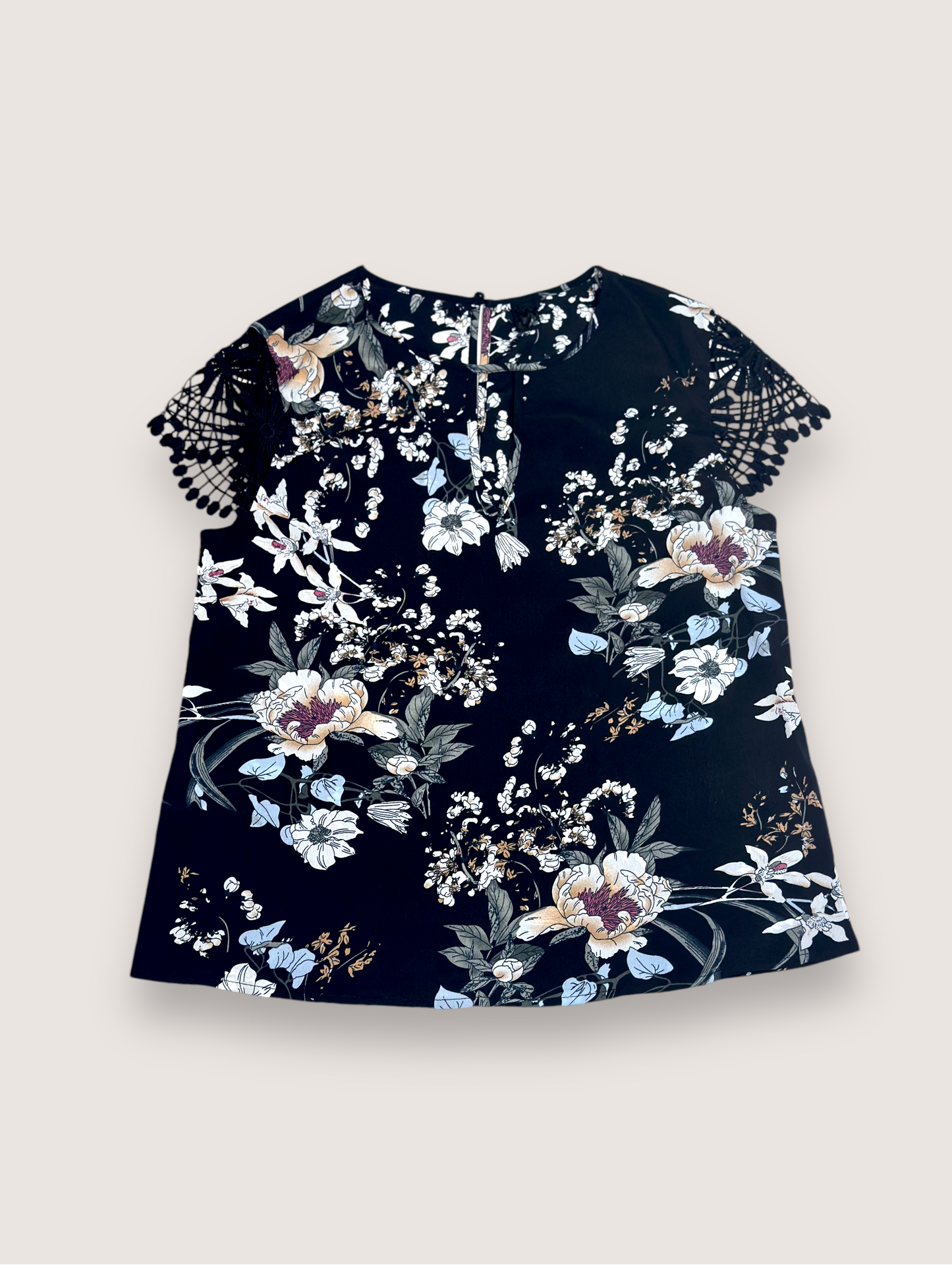 Blusa con estampado de flores y manga corta con detalle de encaje para mujer