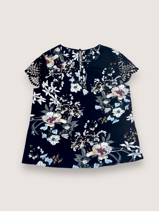 Blusa con estampado de flores y manga corta con detalle de encaje para mujer